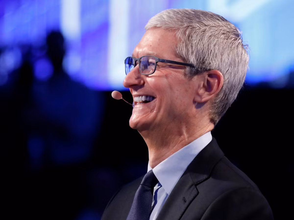CEO của Apple, Tim Cook đã kiếm được 12,8 triệu đô la trong năm 2017.
