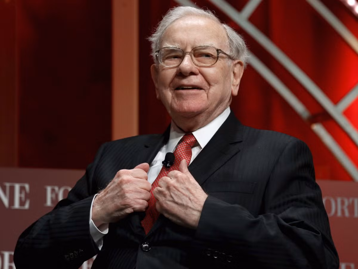 Warren Buffett, chủ tịch và CEO của Berkshire Hathaway sở hữu khoảng 93 tỷ USD.