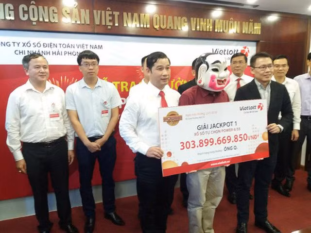 Ông Q. tại buổi lễ trao giải Jackpot 1 chiều 22/5.