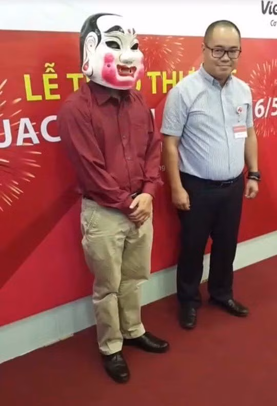 Nhiều người hoài nghi về đôi giày của người trúng thưởng rất giống với giày chủ điểm bán.