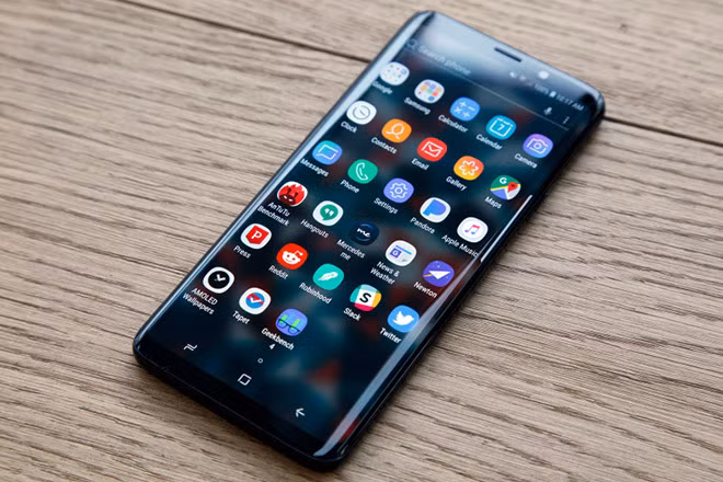 Galaxy S10 edge bất ngờ lộ diện, tạm biệt Galaxy S10? - Hình 2 Galaxy S10 edge bat ngo lo dien, tam biet Galaxy S10?-Hinh-2