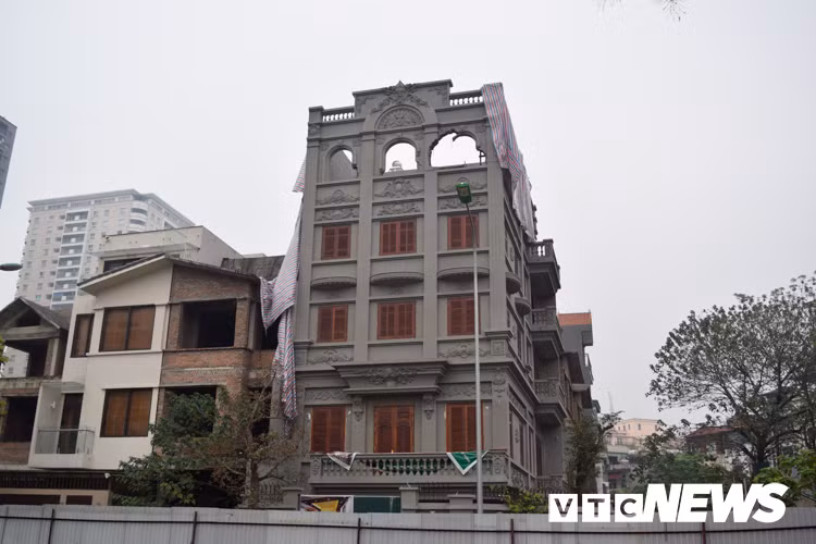 Căn biệt thự này có ký hiệu là BT1, nằm ngay sau chung cư HH2 Bắc Hà, tại ô đất có ký hiệu HH2, thuộc khu đô thị Phùng Khoang, phường Trung Văn, quận Nam Từ Liêm, Hà Nội.