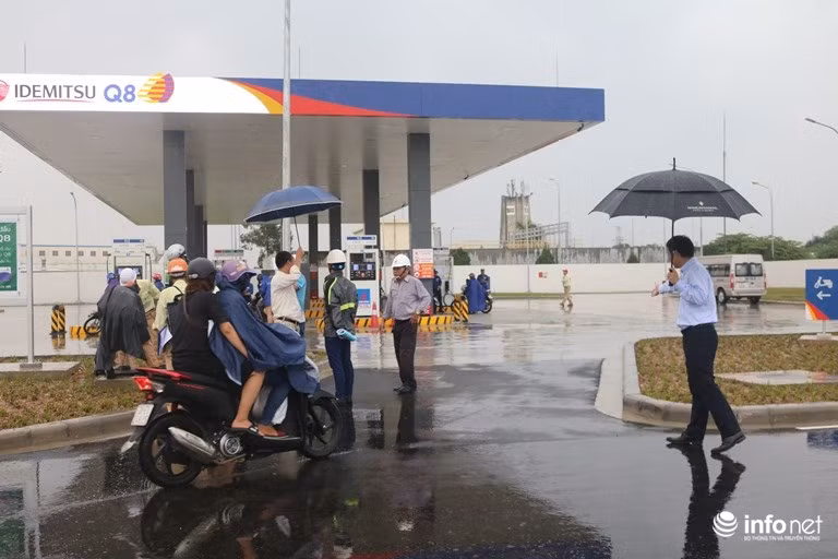 Chu cay xang Nhat doi mua nhieu gio cui gap nguoi chao khach-Hinh-8