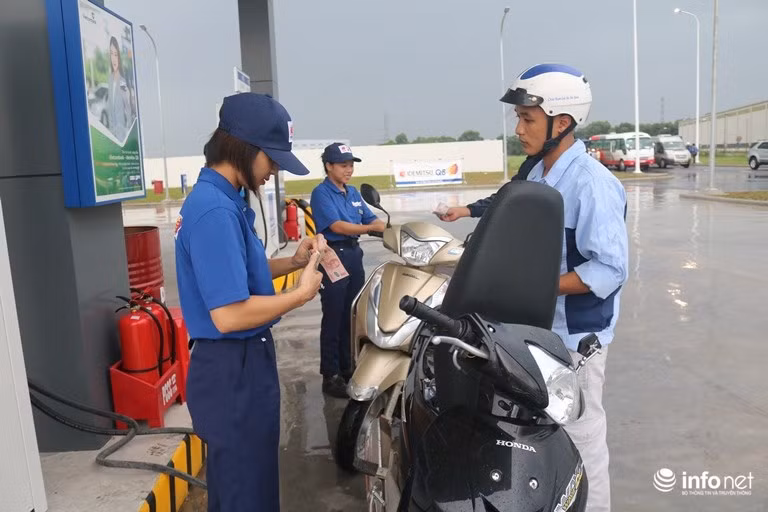 Chu cay xang Nhat doi mua nhieu gio cui gap nguoi chao khach-Hinh-2