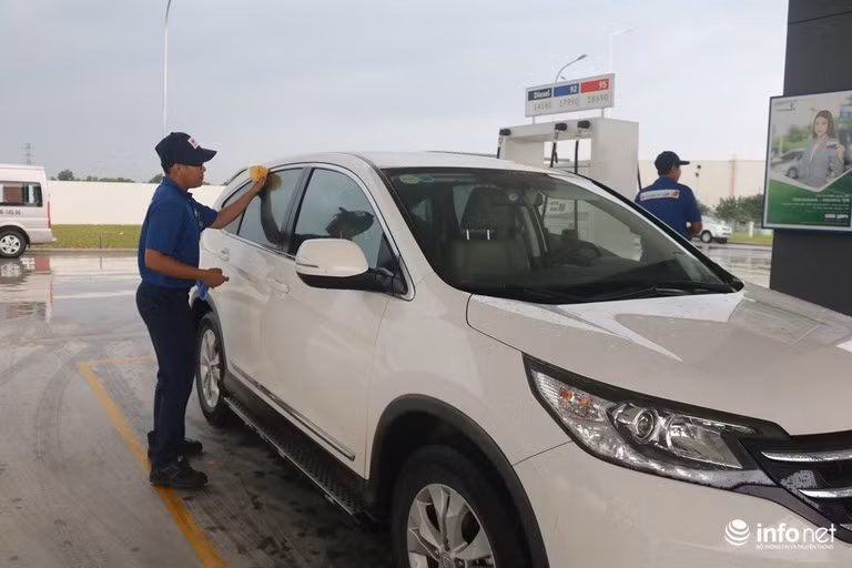 Chu cay xang Nhat doi mua nhieu gio cui gap nguoi chao khach-Hinh-11