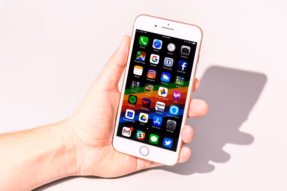 5. Camera trước trên iPhone 8, 8 Plus và iPhone X cũng giống nhau, ngoài một số tính năng nhỏ - Camera trước của iPhone 8 và 8 Plus và iPhone X đều có độ phân giải 7 MP, khẩu độ f/2.2 và có khả năng quay phim Full HD 1.080p. Điểm khác biệt duy nhất là iPhone X là nó có Animoji. 5. Camera trước trên iPhone 8, 8 Plus và iPhone X cũng giống nhau, ngoài một số tính năng nhỏ - Camera trước của iPhone 8 và 8 Plus và iPhone X đều có độ phân giải 7 MP, khẩu độ f/2.2 và có khả năng quay phim Full HD 1.080p. Điểm khác biệt duy nhất là iPhone X là nó có Animoji.