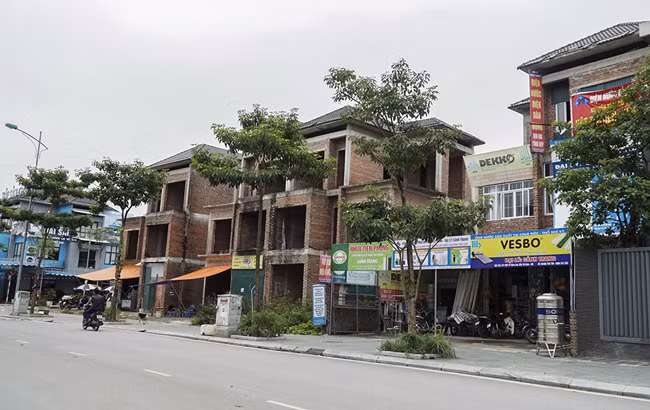 Khu nhà liền kề tại khu đô thị Yên Hòa (Q.Cầu Giấy) dù xây dựng xong phần thô nhưng không được hoàn thiện đã hơn chục năm nay. Dãy nhà gồm 36 căn liền kề, mỗi căn rộng khoảng 60 m2.