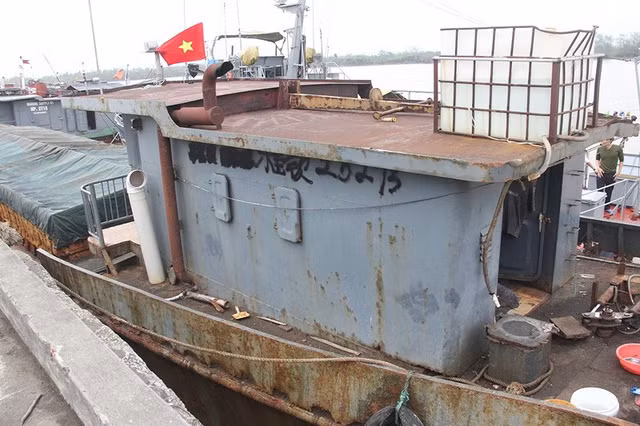 Tàu vỏ sắt bị Tổ công tác thuộc Hải đội 1 phát hiện. Ảnh: Quang Hùng.