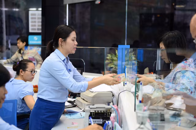 Nhiều ngân hàng đã sớm lên kế hoạch tổ chức đại hội cổ đông năm 2017. Trong ảnh là giao dịch tại Ngân hàng Eximbank. Ảnh: Thuận Thắng.