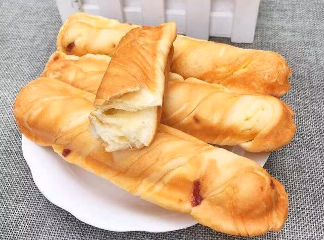 Người bán quảng cáo bánh mì que Trung Quốc có hạn sử dụng từ 3-6 tháng tùy loại.