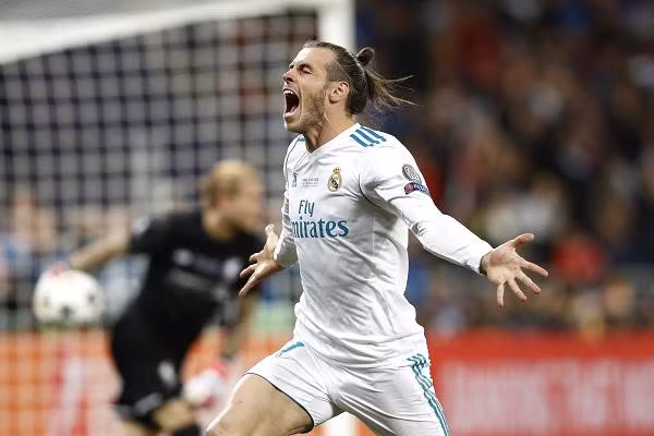 4. Gareth Bale, Wales - 34,6 triệu USD Chàng cầu thủ mang áo số 11 được nhận xét là "tốc độ cực nhanh, khả năng qua người tuyệt vời, chân trái tốt và thể chất phi thường". Mức lương hiện tại của anh tại Real Madrid là 28,6 triệu USD. Ảnh: Getty Images.