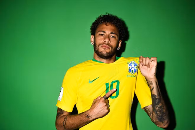3. Neymar, Brazil - 90 triệu USD Về vị trí thứ 3 với con số thu nhập chênh lệch gấp 2,6 lần vị trí thứ 4 là Neymar. Tiền lương và thưởng mà Neymar bỏ túi là 73 triệu USD. 17 triệu USD tới từ các hợp đồng quảng cáo với rất nhiều thương hiệu nổi tiếng như Nike, Red Bull, Beats và McDonalds. Anh được kì vọng mang về chiếc cúp lần thứ 6 cho đội tuyển Brazil. Ảnh: Getty Images.