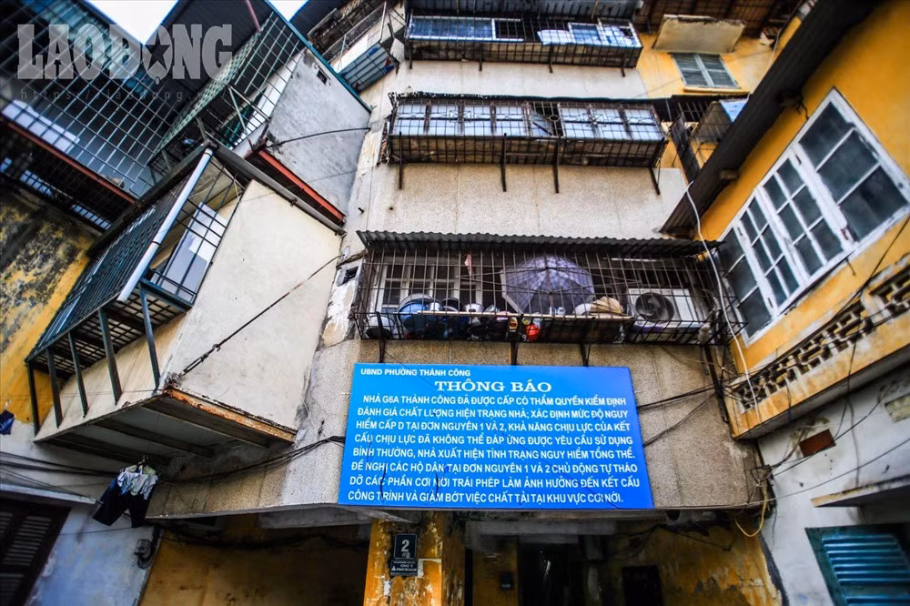 Ben trong khu nha 