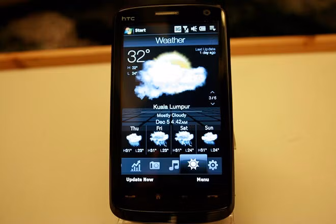 HTC Touch HD ấn tượng nhưng chỉ hỗ trợ màn hình cảm ứng điện trở. HTC Touch HD ấn tượng nhưng chỉ hỗ trợ màn hình cảm ứng điện trở.