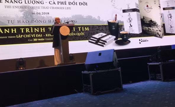 Ông Đặng Lê Nguyên Vũ xuất hiện sau 5 năm "ở ẩn" với cách ăn mặc khác lạ: áo khoác dài đen, quần vải trắng rộng thùng thình, cổ quấn khăn rằn.