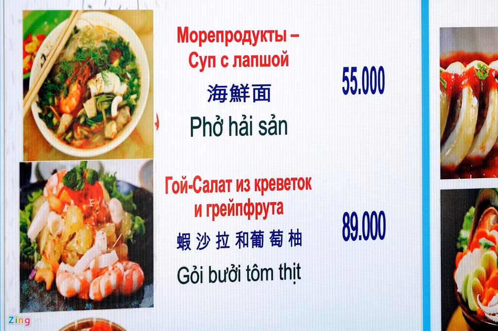 Các quyển thực đơn cũng được dùng bằng ba loại ngôn ngữ khác nhau.