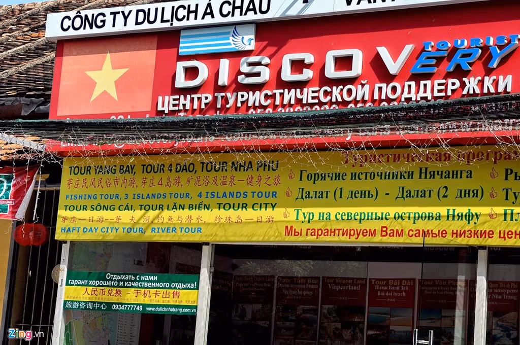 Nhiều biển hiệu khá rối mắt, chữ nhỏ li ti.