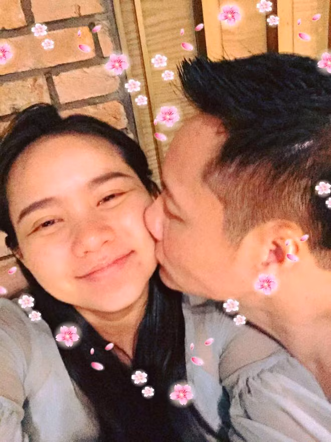 Xác định chuyện cân nặng không còn là vấn đề đáng bận tâm, rất nhiều lần Phan Như Thảo còn chia sẻ hình để mặt mộc và được ông xã âu yếm, yêu thương hết lòng.