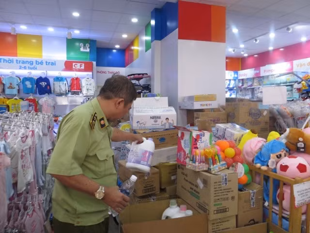Cơ quan chức năng kiểm tra và thu giữ hàng nghìn sản phẩm có dấu hiệu vi phạm của Con Cưng.