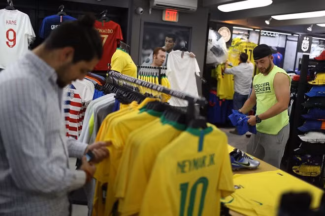 Cổ động viên ở Miami, Florida mua áo để mặc trong giải đấu bóng đá World Cup. Ảnh: Joe Raedle.