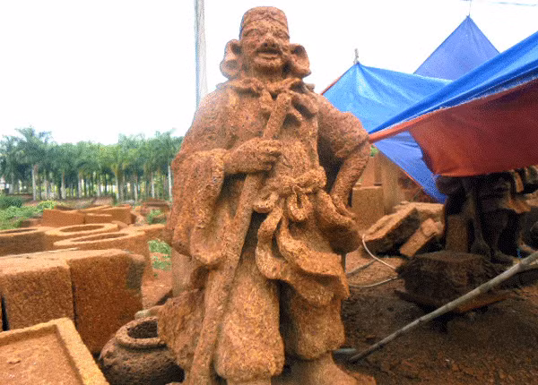 Bức tượng Trư Bát Giới tạc trên đá ong hoàn toàn bằng trí tưởng tượng của ông Chắt.
