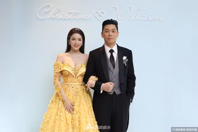 Cẩu Vân Tuệ sinh năm 1983. Trước khi trở thành Hoa hậu Quốc tế Trung Quốc 2009, người đẹp từng đăng quang Hoa hậu gốc Hoa tại Toronto 2008.