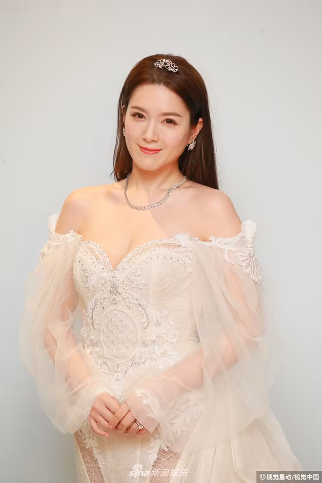 Trong đám cưới, Cẩu Vân Tuệ đeo chiếc nhẫn đính hôn lấp lánh ấy, thu hút sự chú ý.