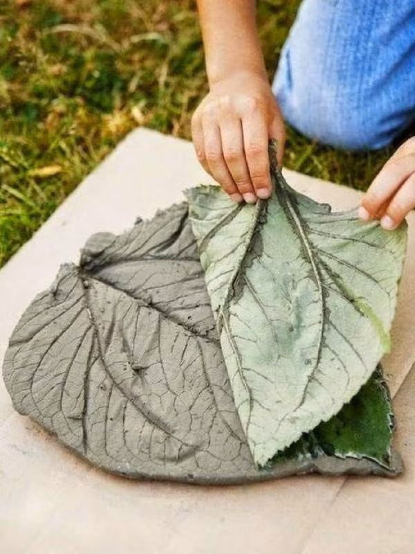 Đợi xi măng khô rồi tách lá ra khỏi xi măng.