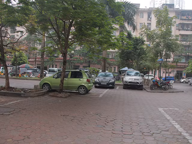Khu vực này được trên bản đồ là vườn hoa, tuy nhiên thực tế không gian vui chơi rất ít, thay vào đó là bãi đỗ xe ô tô. 