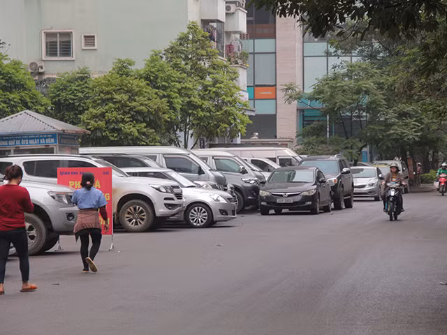 Hiện nay khi nhu cầu sử dụng xe máy, ô tô của cư dân tăng cao, dẫn đến việc thiếu chỗ để trong tầng hầm nghiêm trọng, hầu hết xe ô tô phải gửi tại bãi trông giữ ngoài trời hoặc dưới lòng đường. 