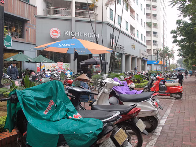 Nhiều chung cư được xây dựng thêm, khu vui chơi công cộng bị thu hẹp nhường đất cho nhà hàng, công ty và văn phòng. 
