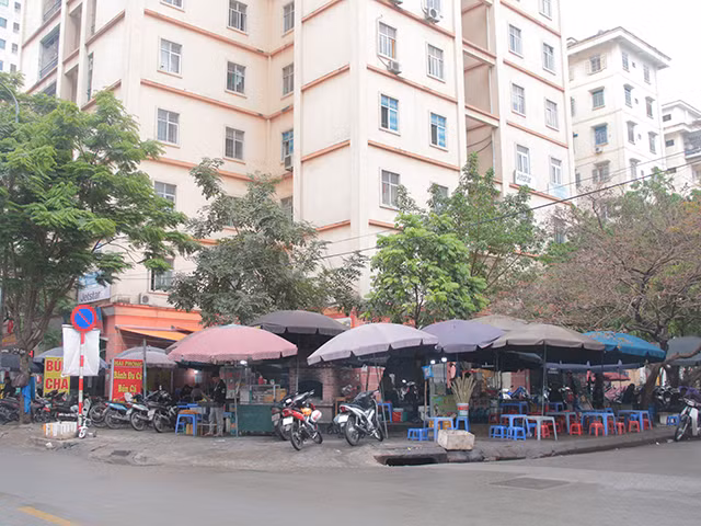 Hàng quán vỉa hè “mọc” lên nhan nhản, lấn chiếm vỉa hè khiến khu đô thị này càng bí bách và bức bối, không gian bị thu hẹp. 
