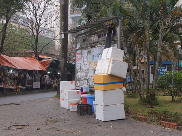 Bảng tin trở thành nơi tập kết đồ của những tiểu thương, đồng thời cũng là nơi dán quảng cáo mua nhà, bán xe, hỗ trợ tài chính...Những hình ảnh nhếch nhác, chật chội xuất hiện nhan nhản tại khu đô thị này. 