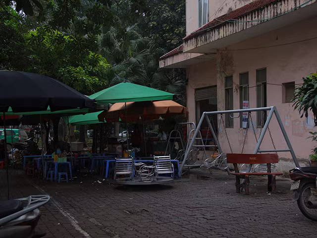 Khu vui chơi của trẻ em bị hàng quán lấn chiếm, bủa vây. 