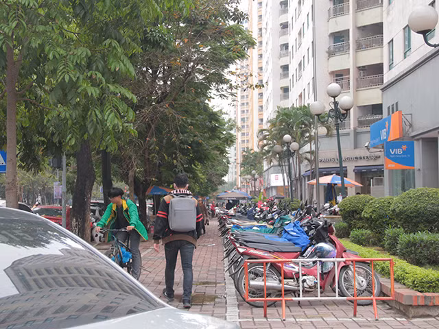 Bác N.T.Đ (Người dân khu đô thị Trung Hòa – Nhân Chính) cho biết: “Khu vực này lúc nào cũng đông đúc, nhân viên các công ty, khách đến giao dịch rất tấp nập. Chỗ để xe lúc nào cũng chật cứng, khoảng trống trước tòa nhà bị căng dây làm bãi gửi xe”. 