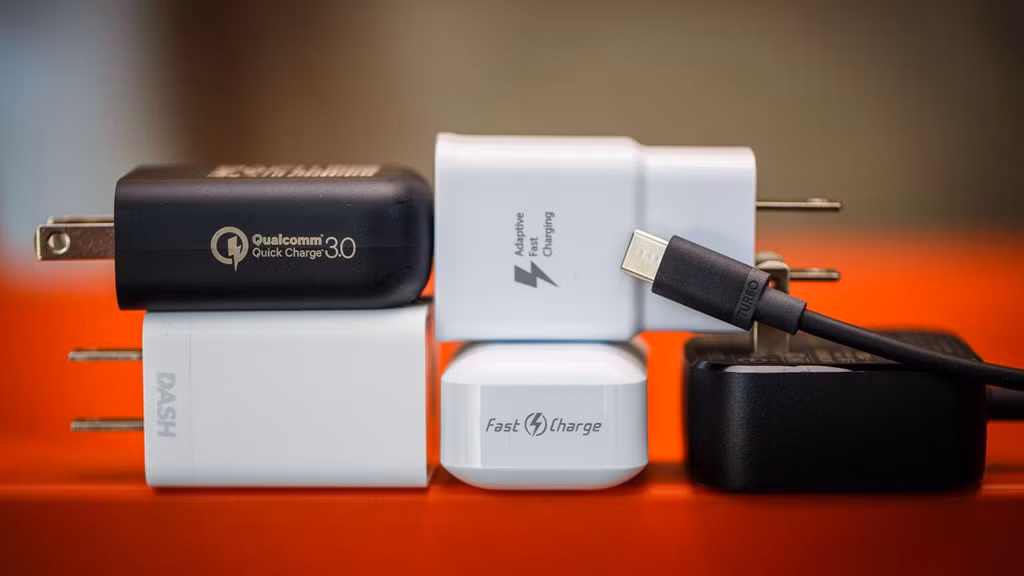Apple đã thay thế hầu hết cổng giao tiếp cũ bằng Thunder bolt 3 hay còn gọi là USB-C cho các dòng Macbook mới. Vì thế, nhiều khả năng hãng sẽ dùng USB-C để thay thế cho cổng Lightning và phần đông người dùng có thể sẽ không thích sự thay đổi này trên iPhone. USB-C có thể giúp đồng bộ các thiết bị trong hệ sinh thái Apple tốt hơn. Ngoài ra, Apple nên trang bị thêm một củ sạc nhanh, để giúp người dùng tiết kiệm chi phí khi mua những dòng điện thoại mới của hãng.