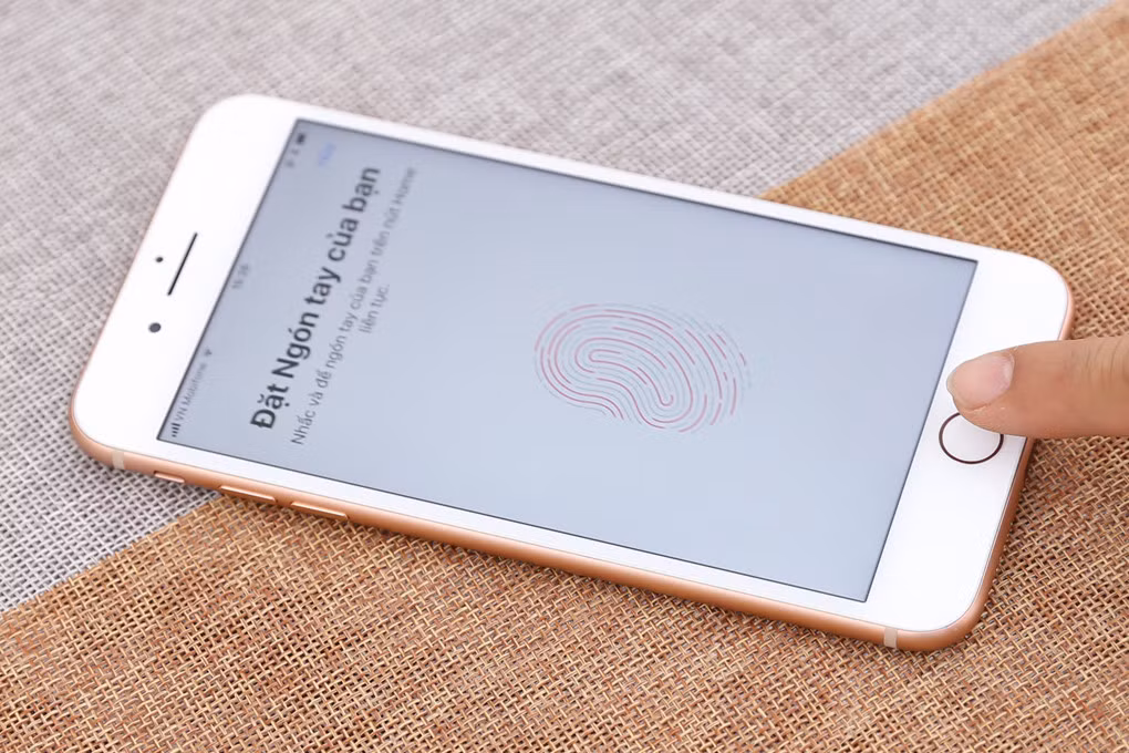 3. Touch ID nhanh hơn và tiện dụng hơn Face ID trong nhiều trường hợp - Trên iPhone X, Apple đã bỏ đi Touch ID mà chỉ sử dụng Face ID làm phương thức bảo mật. Theo Business Insider, Face ID tỏ ra kém chính xác và không an toàn như Touch ID. Trong nhiều trường hợp sử dụng, Touch ID vẫn mang lại trải nghiệm thoải mái hơn, hoạt động gần như ngay lập tức và không yêu cầu bạn phải nhìn vào điện thoại. 3. Touch ID nhanh hơn và tiện dụng hơn Face ID trong nhiều trường hợp - Trên iPhone X, Apple đã bỏ đi Touch ID mà chỉ sử dụng Face ID làm phương thức bảo mật. Theo Business Insider, Face ID tỏ ra kém chính xác và không an toàn như Touch ID. Trong nhiều trường hợp sử dụng, Touch ID vẫn mang lại trải nghiệm thoải mái hơn, hoạt động gần như ngay lập tức và không yêu cầu bạn phải nhìn vào điện thoại.