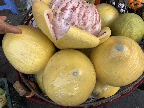 Buoi la khong lo, vo vang bong, boc kin nilon tran ve cho Viet