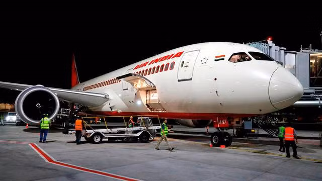 Không nhà đầu tư nào muốn mua Air India, hãng hàng không quốc gia Ấn Độ đang chìm trong 7 tỷ USD nợ. Ảnh: WPLG.