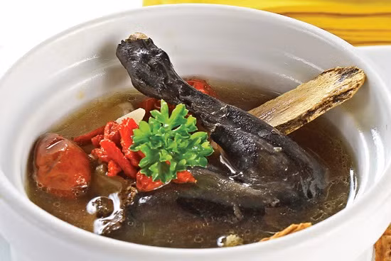Tại châu Á, chúng ta thường dùng kỷ tử để nấu các món ninh, hầm hoặc cho vào trà cho thêm đậm vị.