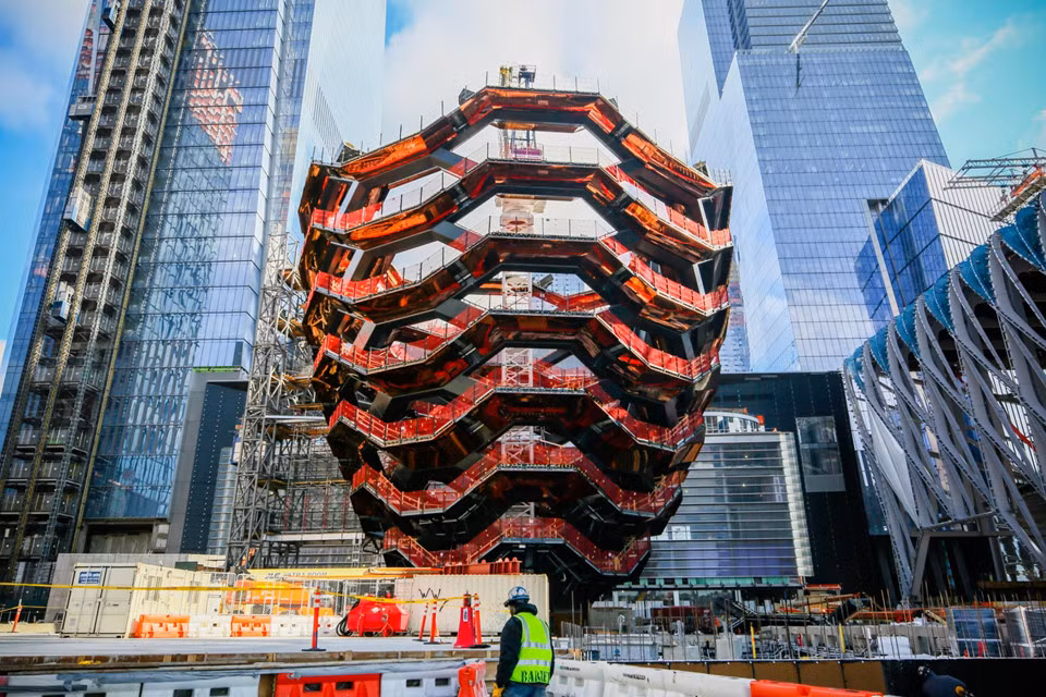 Vessel, New York (Mỹ) - Hãng kiến trúc: Heatherwick Studio. Toạ lạc tại dự án thành phố Hudson Yards của New York, toà nhà Vessel cao 45 m như một khối tượng điêu khắc khổng lồ với cầu thang nối liền. Đây là thiết kế của kiến trúc sư Thomas Heatherwick. 
