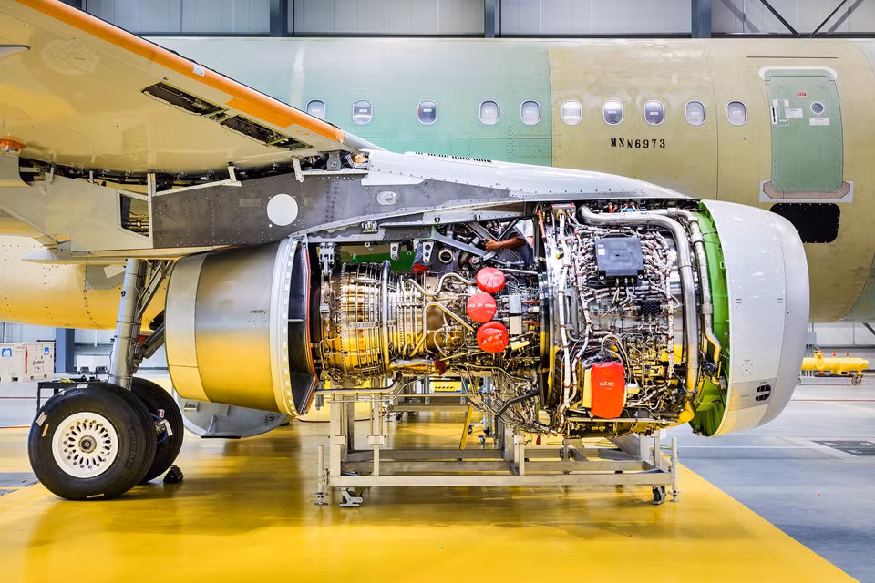 Mỗi động cơ V250 của Airbus A321 nặng xấp xỉ 2,4 tấn và tạo ra lực đẩy từ 106.000 đến 146.000 Newton mỗi khi cất cánh. Ảnh: New York Times.