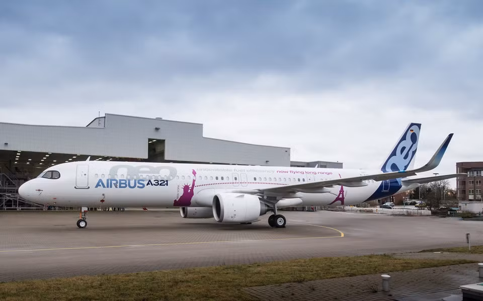 Theo thông tin từ trang chủ của Airbus, mẫu máy bay A321 có tầm bay 7.400km, số chỗ ngồi tối đa là 244. Kích thước máy bay lần lượt là 44,51m chiều dài, 11,76m chiều cao và 35,8m chiều rộng sải cánh. Ảnh: Airbus. 