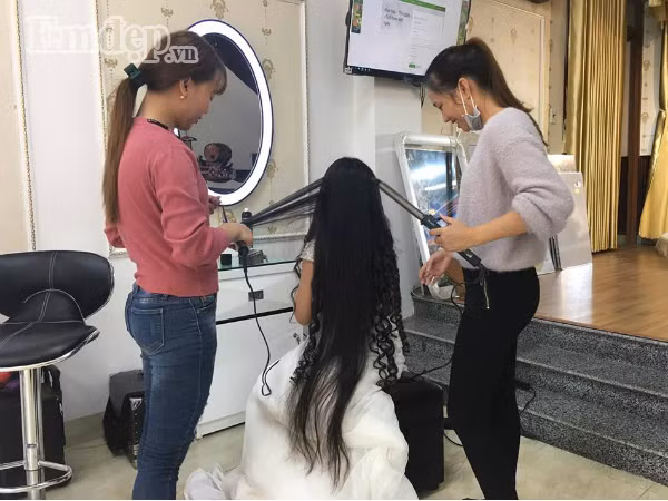 Co dau 9x so huu mai toc dai hiem co toi tan dau goi-Hinh-2