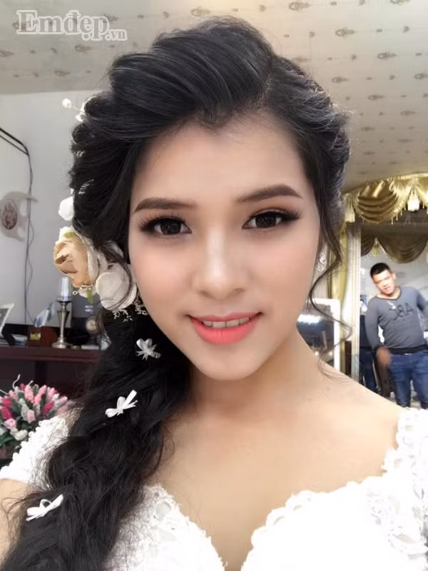 Co dau 9x so huu mai toc dai hiem co toi tan dau goi