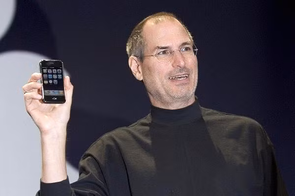 Steve Jobs đang cầm chiếc iPhone mới được giới thiệu tại Macworld vào tháng Một năm 2007 ở San Francisco, California.