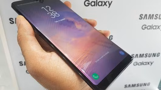 Galaxy Note 8 bị tố "hở sáng" ở viền màn hình Galaxy Note 8 bi to "ho sang" o vien man hinh