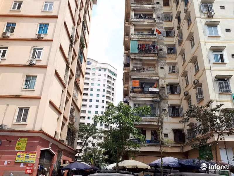 Nhiều tòa nhà đã bong tróc hàng mảng từ lâu nhưng vẫn không được sơn sửa.