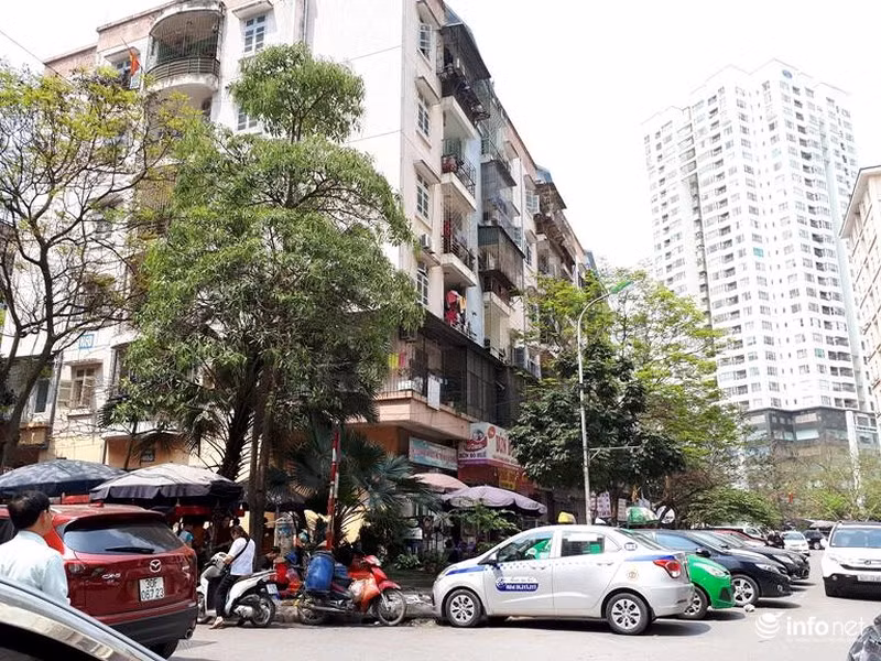 Phía trên các căn hộ, chuồng cọp thi nhau mọc lên... phía dưới chân tòa nhà thì hàng quán vây kín, cộng với lòng đường thành bãi đỗ xe... khiến cả khu nhà trở nên ngột ngạt, chât chội.