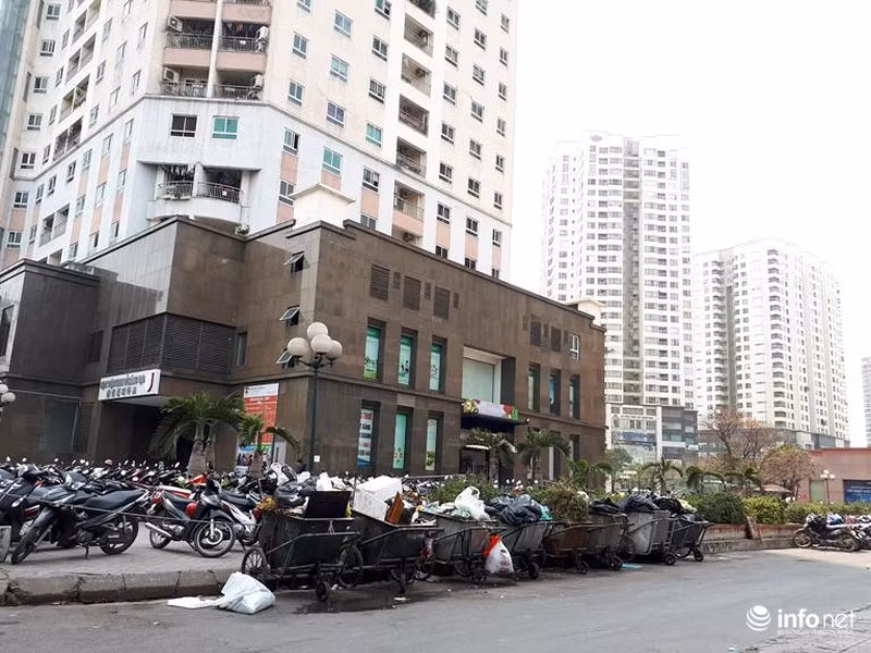 Khu đô thị Trung Hòa - Nhân Chính được thừa hưởng nhiều lợi ích sẵn có của một khu đô thị sầm uất bậc nhất thủ đô... nhưng đang bị bủa vây bởi các bãi xe vỉa hè và các xe chứa rác thải được tập kết ngay cạnh.
